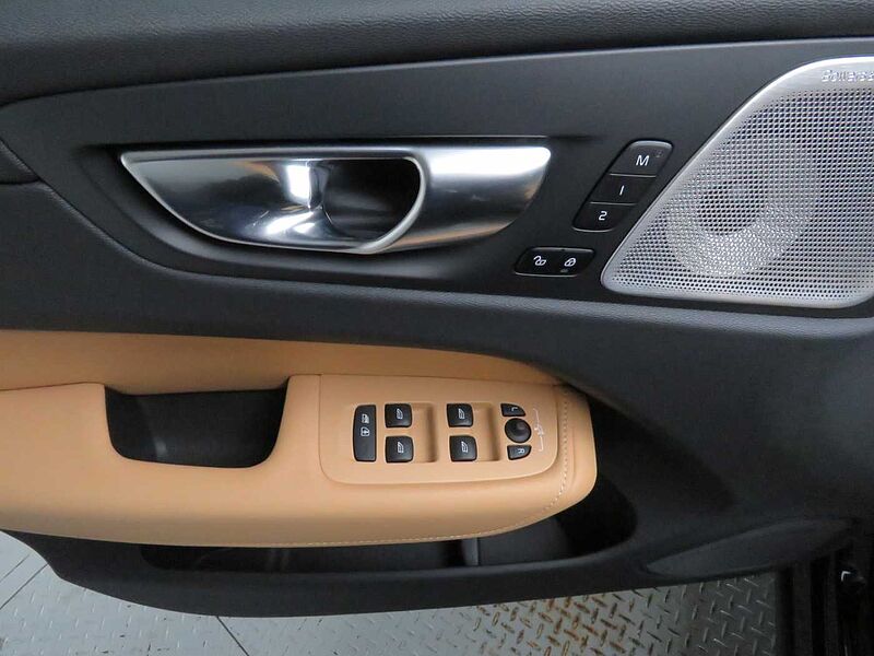 Volvo  Ultra, T8 AWD 플러그-인 하이브리드, 전기/가솔린, 브라이트