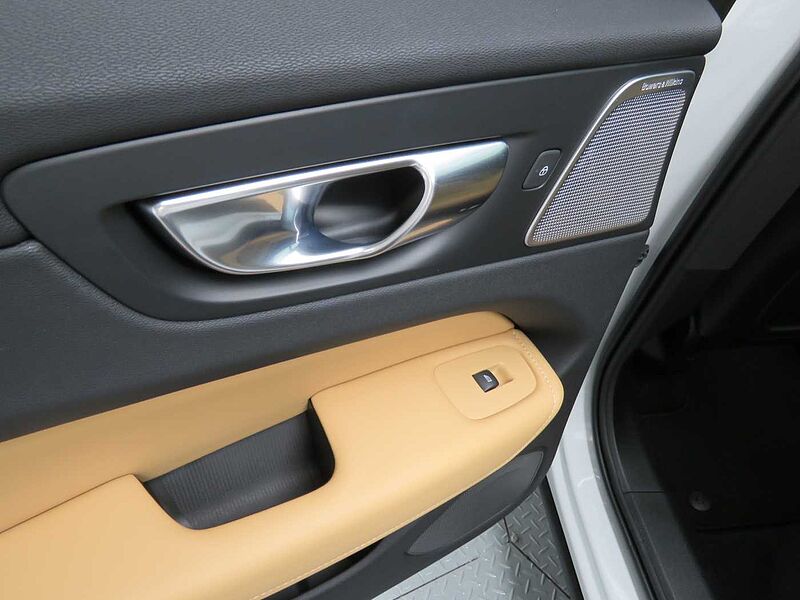 Volvo Ultra, T8 AWD 플러그-인 하이브리드, 전기/가솔린, 브라이트