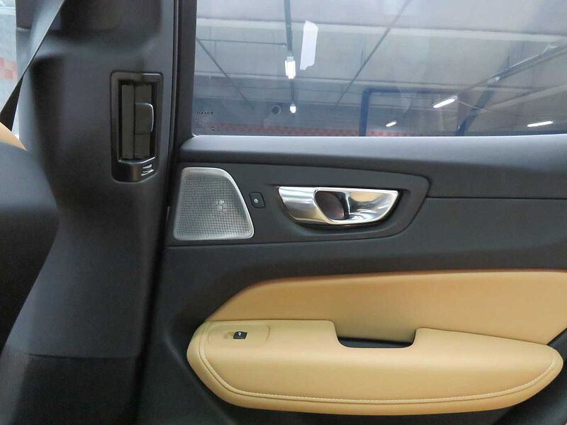 Volvo Ultra, T8 AWD 플러그-인 하이브리드, 전기/가솔린, 브라이트