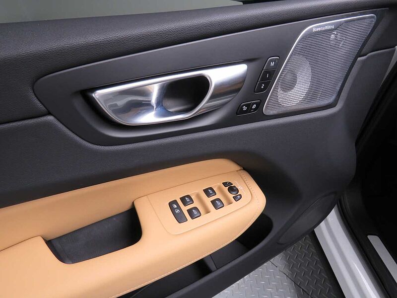 Volvo Ultra, T8 AWD 플러그-인 하이브리드, 전기/가솔린, 브라이트