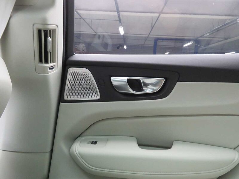 Volvo  Ultra, T8 AWD 플러그-인 하이브리드, 전기/가솔린, 브라이트