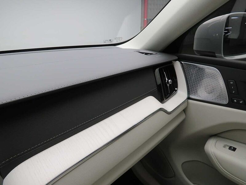 Volvo  Ultra, T8 AWD 플러그-인 하이브리드, 전기/가솔린, 브라이트