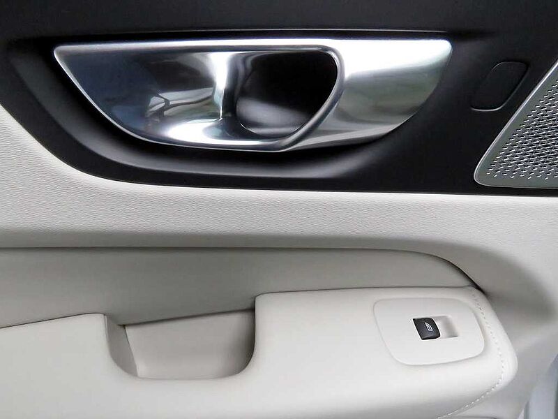 Volvo Ultra, T8 AWD 플러그-인 하이브리드, 전기/가솔린, 브라이트